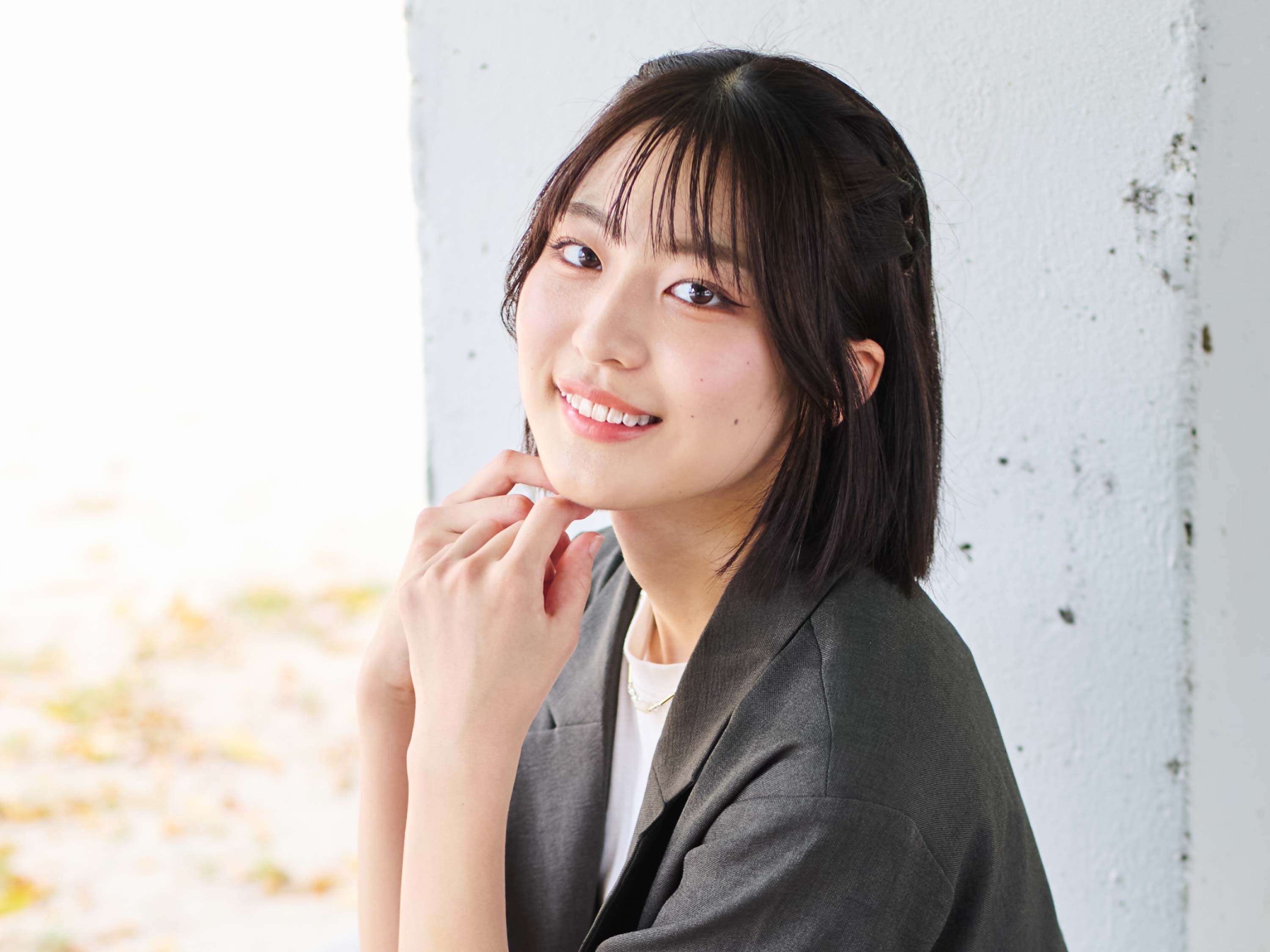 大阪難波の屋外で撮影中の女性モデルせい